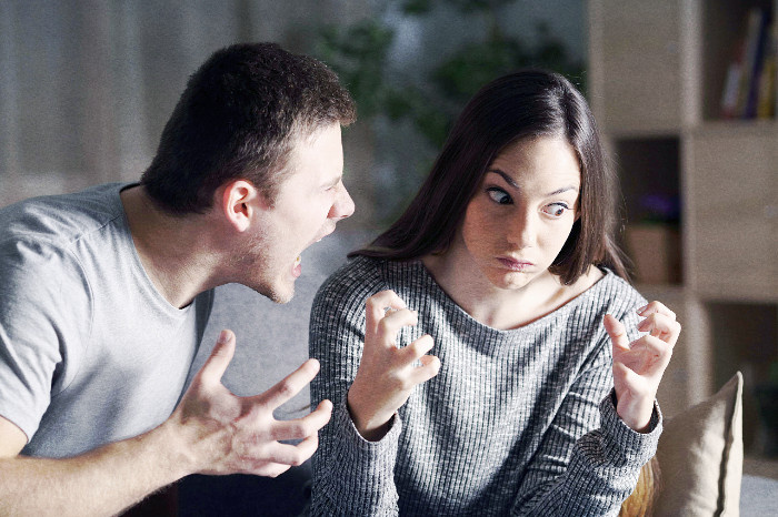 — Звезды предсказали, что ты скоро покинешь нашу семью! — зловещим голосом сказала свекровь... Молодая женщина застыла в шоке… (⅞)