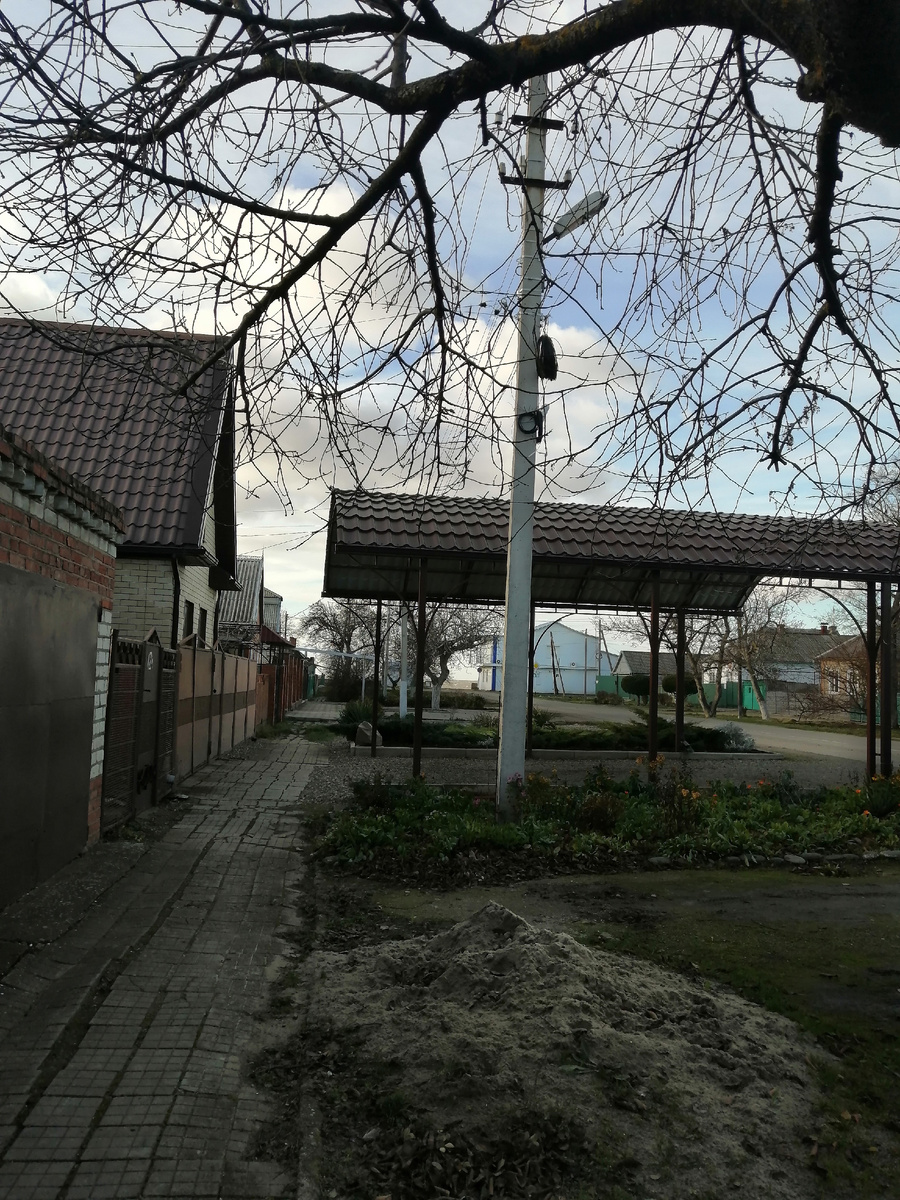 Вдали море.