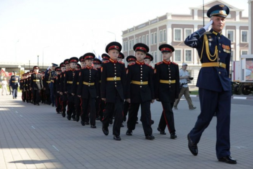 Официальная фотография посвящения в суворовцы от 06.09.2025, размещенная в СМИ. 