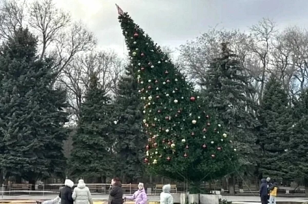    В Батайске разобрали каркас ёлки, которая наклонилась из-за сильного ветра