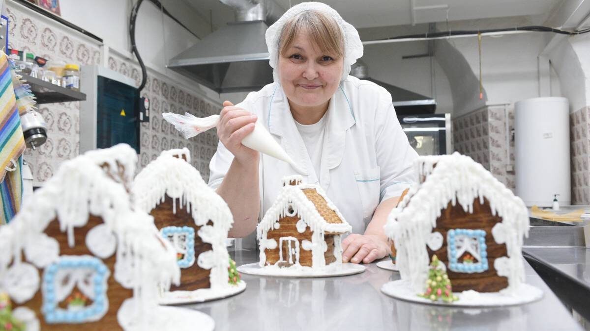    Кондитер Елена Виляева готовит пряничные домики в пекарне Донского монастыря / Фото: Пелагия Замятина / Вечерняя Москва