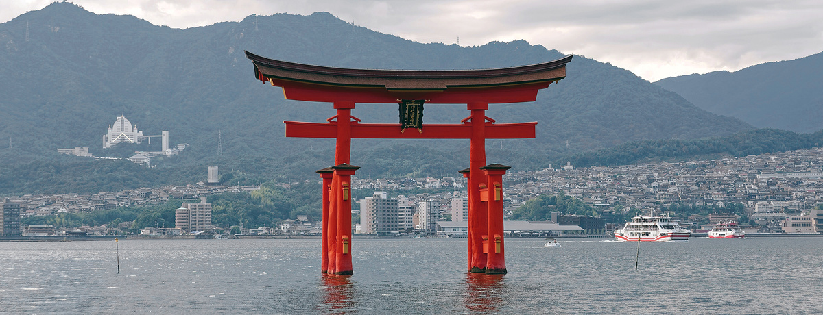 Великие ворота тории святилища Ицукусима (Миядзима, Япония) — символ перехода между профанным и сакральным пространством. Фото: Jakub Hałun, CC BY 4.0 Источник: Wikimedia Commons