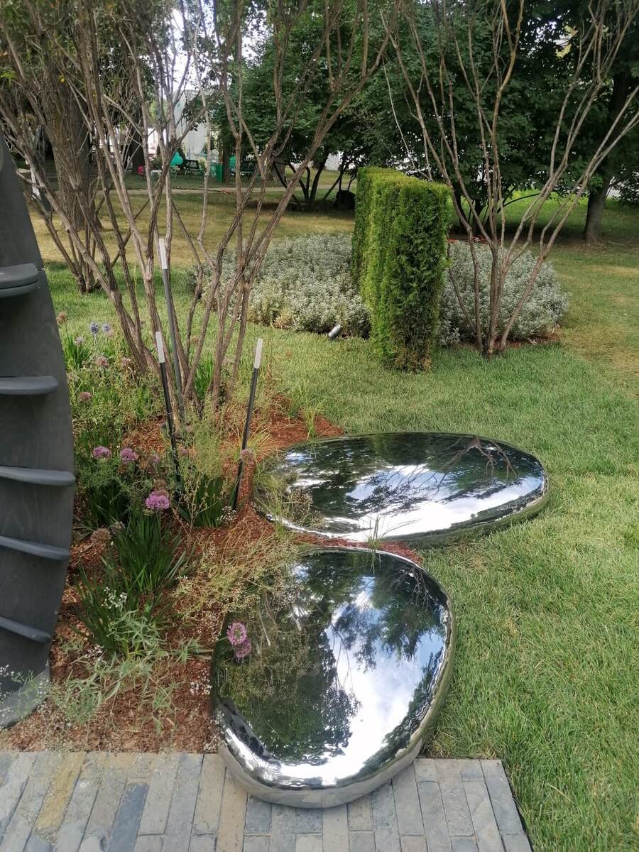 Речные камни-галыши в исполнении скульптора Артема Баютова из нержавеющей стали для конкурса «Сады и люди» 2023 год