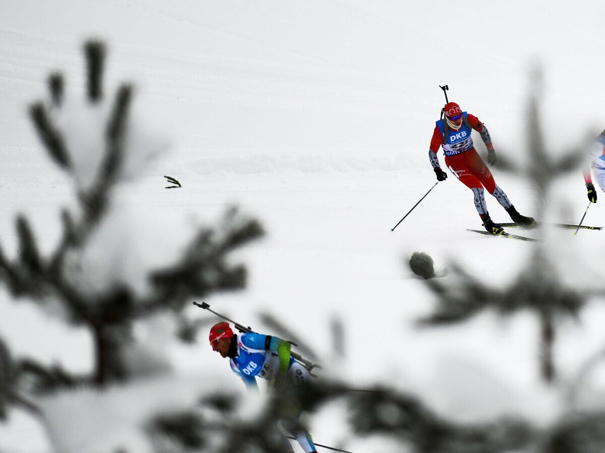    Биатлонисты на дистанции эстафеты на втором этапе Кубка мира в австрийском Хохфильцене | © РИА Новости / Александр Вильф