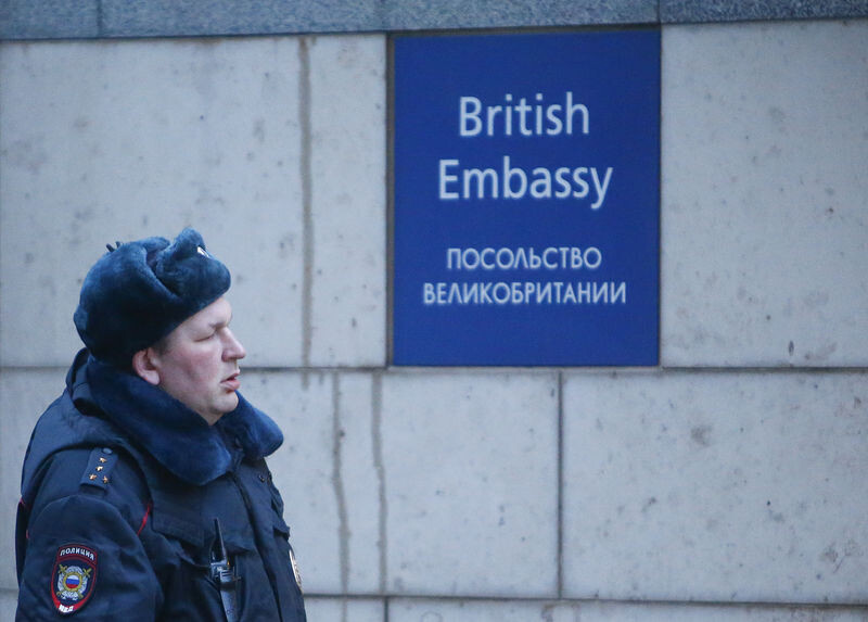    Policial russo do lado de fora do prédio da embaixada britânica em Moscou 13/03/2018 REUTERS/Sergei Karpukhin