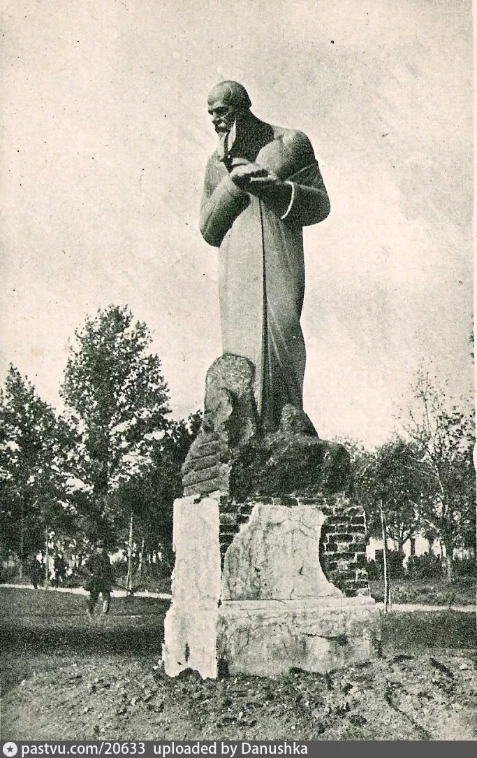 Памятник Ф.М. Достоевскому также на Цветном бульваре. Там он стоял в тот же период, что и "Мысль". Потом его перенесли к Мариинской больнице, которая находится на улице Достоевского. Фото 1926-1928 годов. С сайта www.pastvu.com.