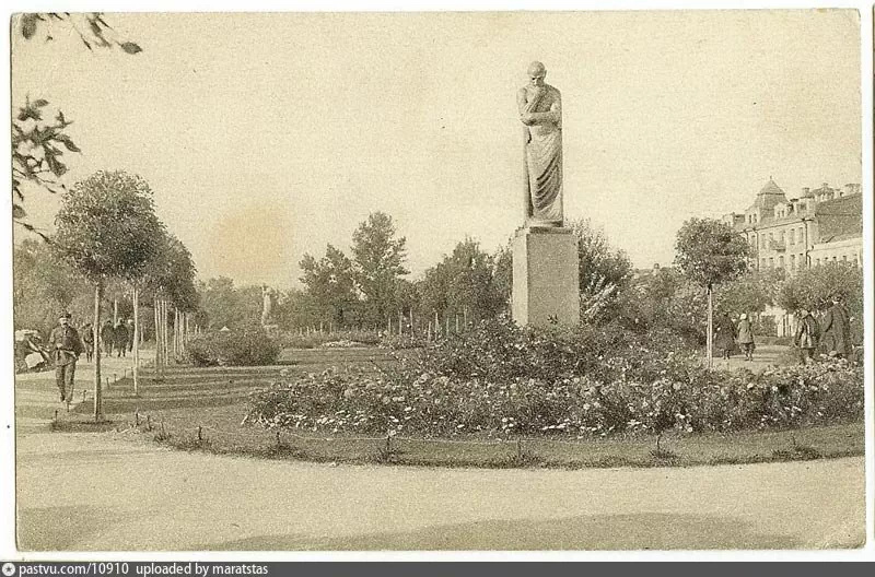 Композиция "Мысль" от Сергея Меркурова. Она стояла на Цветном бульваре с 1918 по 1936 годы. В 1955 её перенесли на могилу скульптора на Новодевичьем кладбище. Там фигура находится до сих пор. Фото 1926 года. С сайта www.pastvu.com.