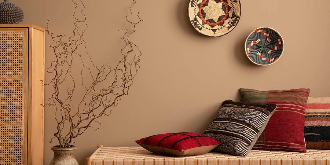 Свет, резьба и покрывала: как внедрить в интерьер этнические мотивы