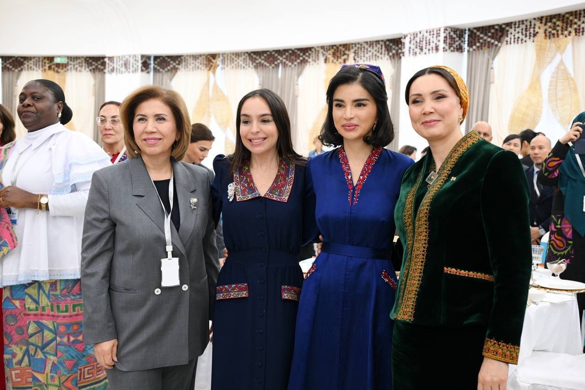 (Слева направо) Бахар Мурадова, Лейла Алиева, Саида Мирзиёева и Огулджахан Атабаева. Телеграм-канал Саиды Мирзиёевой.