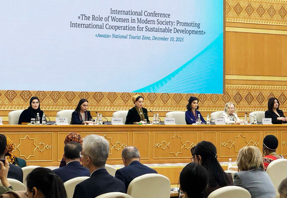 Пленарное заседание Международной конференции «Роль женщин в современном обществе: развитие международного сотрудничества на пути достижения Целей устойчивого развития». Источник фото: Государственное информационное агентство Туркменистана (TDH) - Туркменистан сегодня.