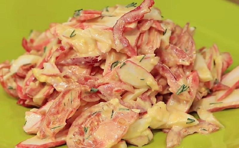 Крабовый салат по-новому: неожиданные ингредиенты и секреты настоящего праздничного вкуса