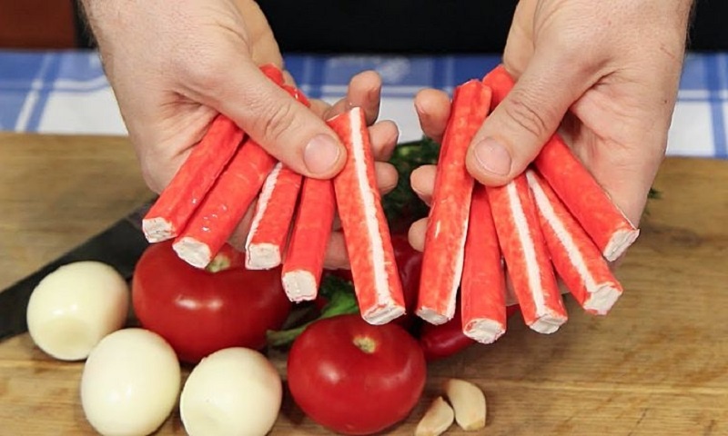 Крабовый салат по-новому: неожиданные ингредиенты и секреты настоящего праздничного вкуса