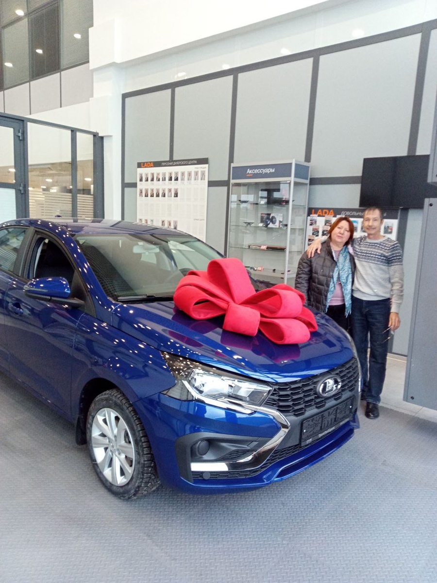 Рис.1. В автосалоне покупаем Ладу Искра.