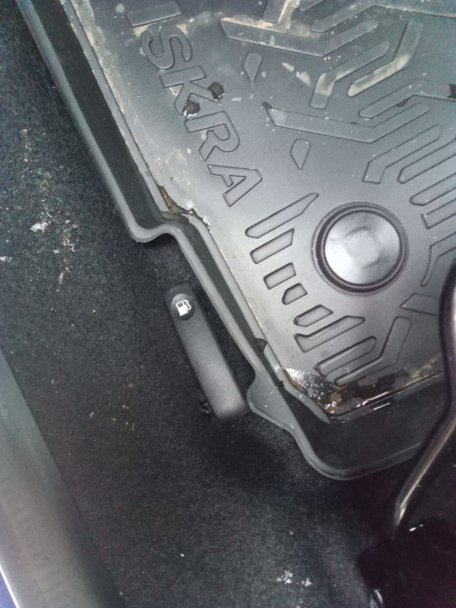 Рис.2. Листайте направо-налево, Рычаг открытия люка бензобака, защёлки люка, силиконовая смазка. 