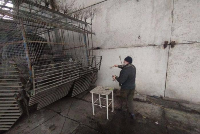 Военный священник РПЦ окропляет закованную в броню МТ-ЛБ, источник Телеграм-канал Осведомитель