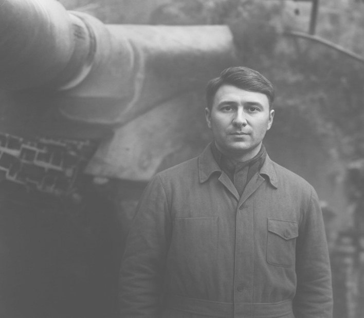 Танкист Мухамаджон Карабоев возле танка ИС-2. Снимок времен войны, отреставрированный ChatGPT
