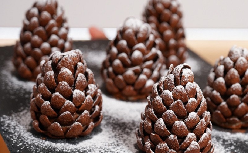 Новогодние пирожные «Шишки»: атмосфера праздника начинается с десерта
