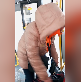    Кондуктор вытряхивает вещи пассажира из сумки на пол автобуса / Источник: © Кадр из видео