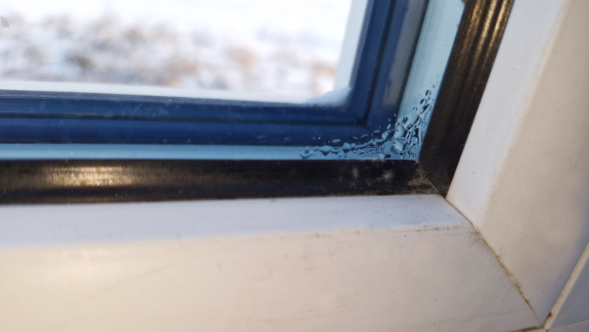 При слабых холодах конденсат можно обнаружить в виде небольших капель по углам окна
