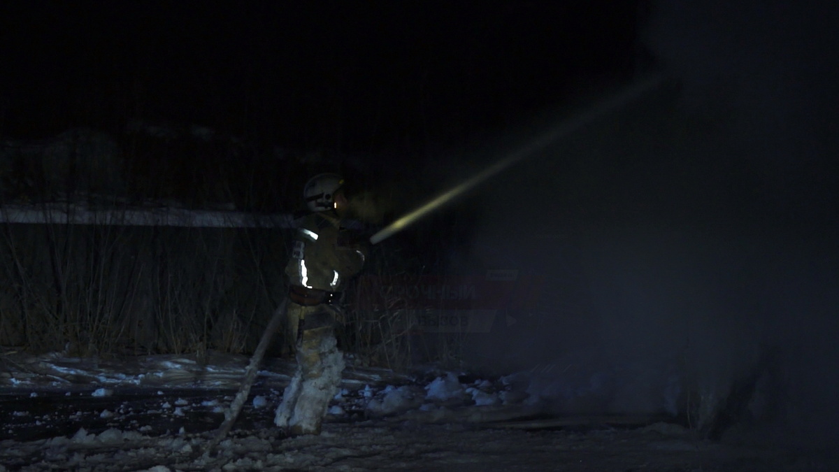 Работа пожарных в -20 при пожаре в здании магазина Светофор.