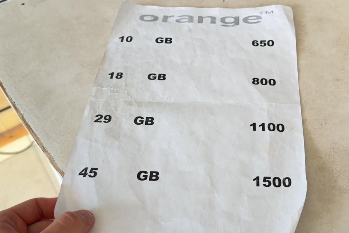 Мы брали симку с интернетом у оператора We. В целом - норм. У Orange тарифы подороже. А самый дорогой интернет у Vodafone, но он и самый надёжный.