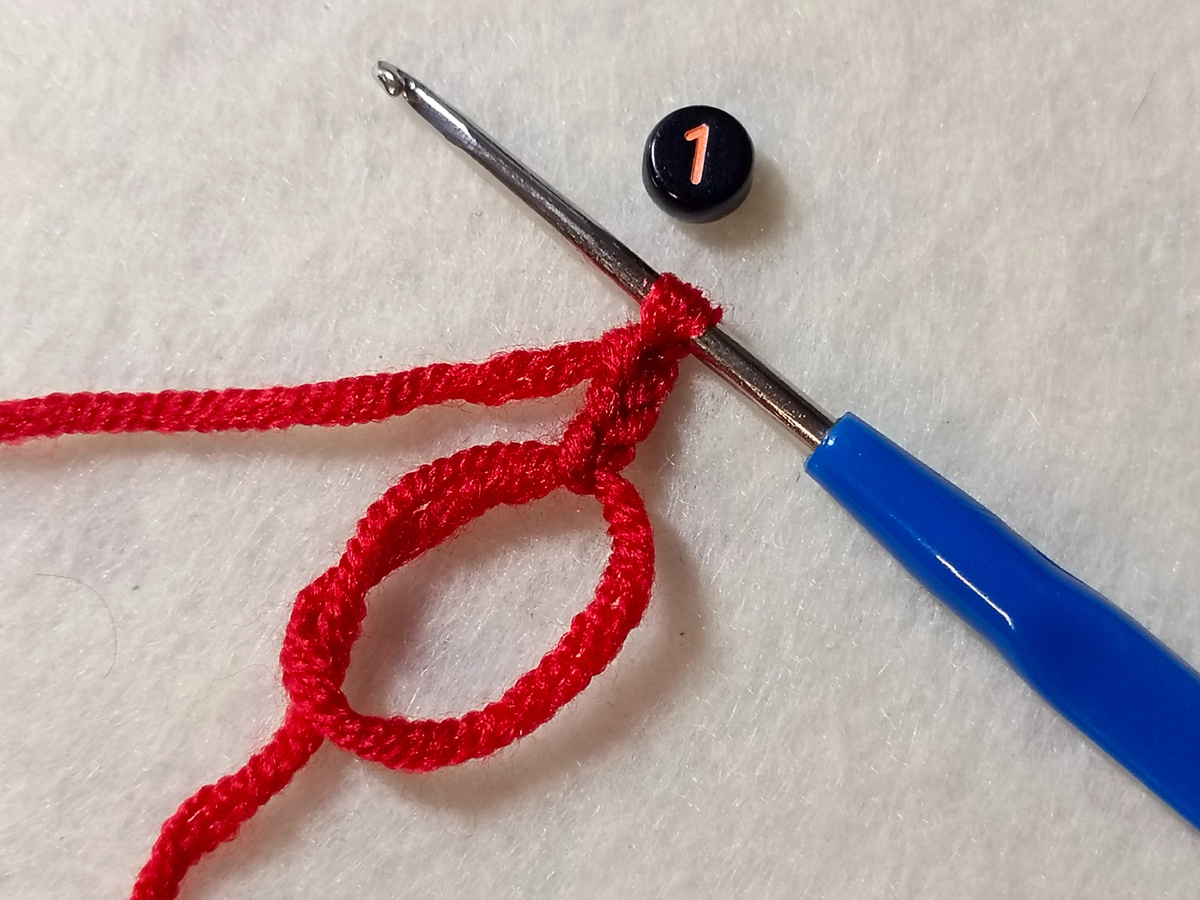 В петлю амигуруми провязываю 3 воздушные петли.