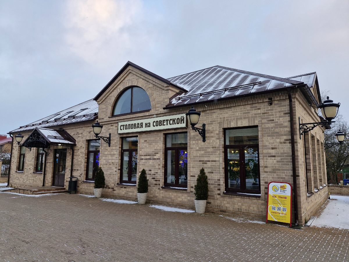 У столовой отдельное здание.  Все фото автора