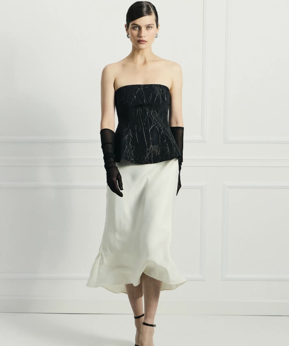 Черный топ с  белой юбкой баллон ,черные перчатки.