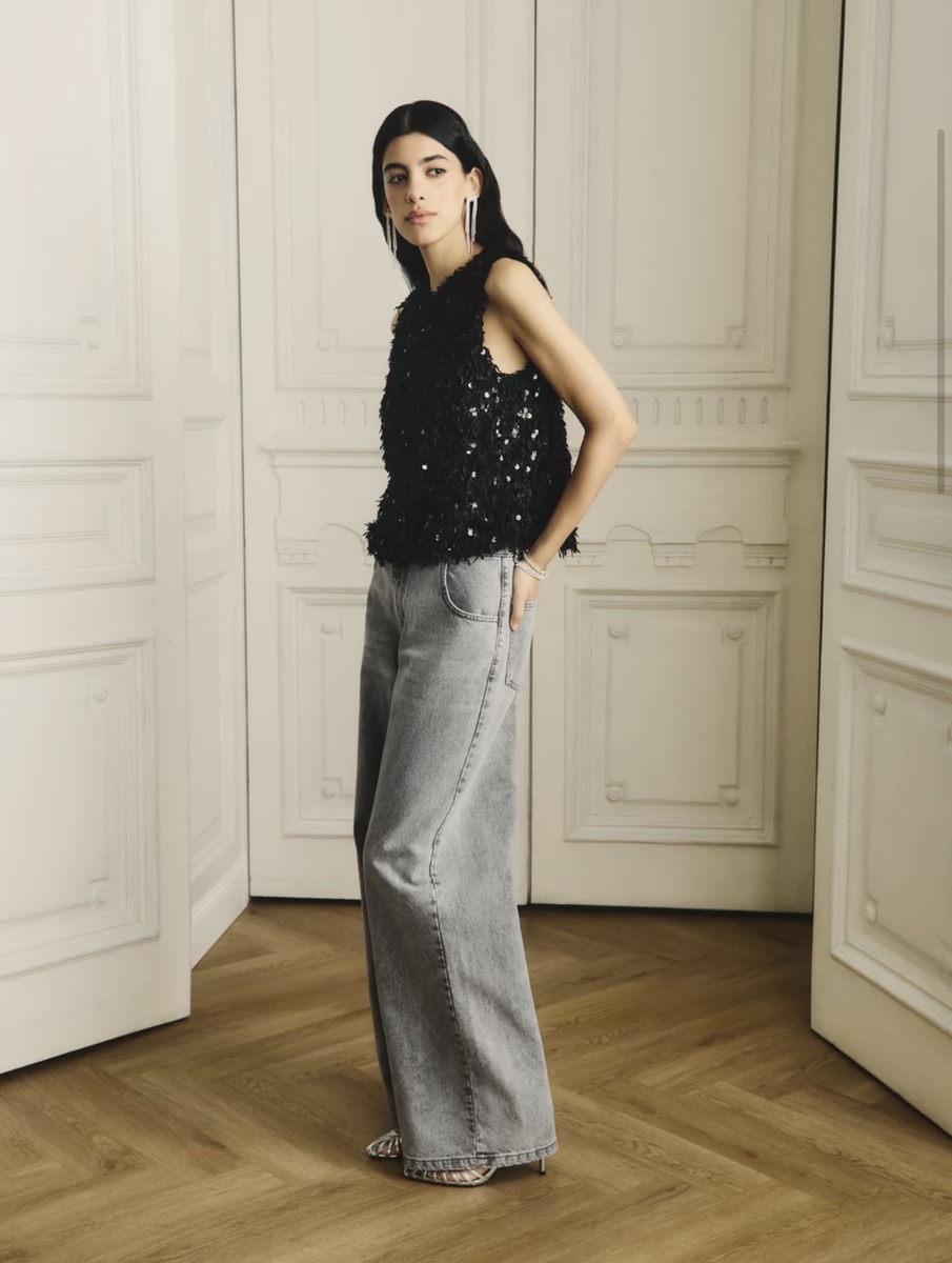 Топ из перьев с пайетками,серые джинсы клеш.