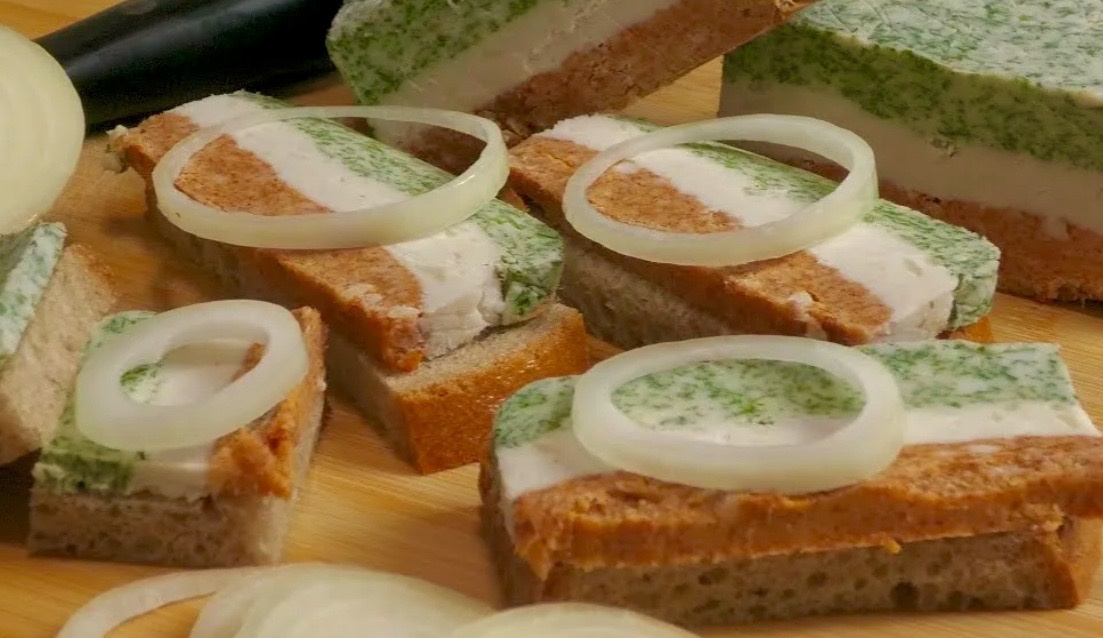 Слоеная закуска из перетертого сала.