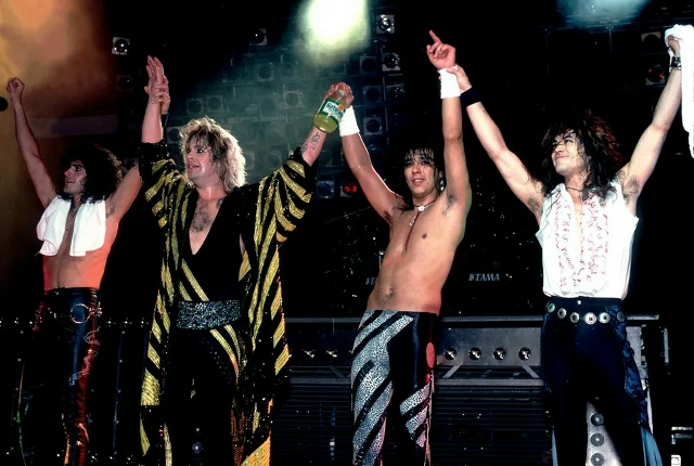 Оззи Осборн и группа на поклоне на сцене во время тура Ultimate Sin (слева направо): Фил Суссан, Оззи, Рэнди Кастильо, Джейк Э. Ли (Фото: Paul Natkin/Getty Images)