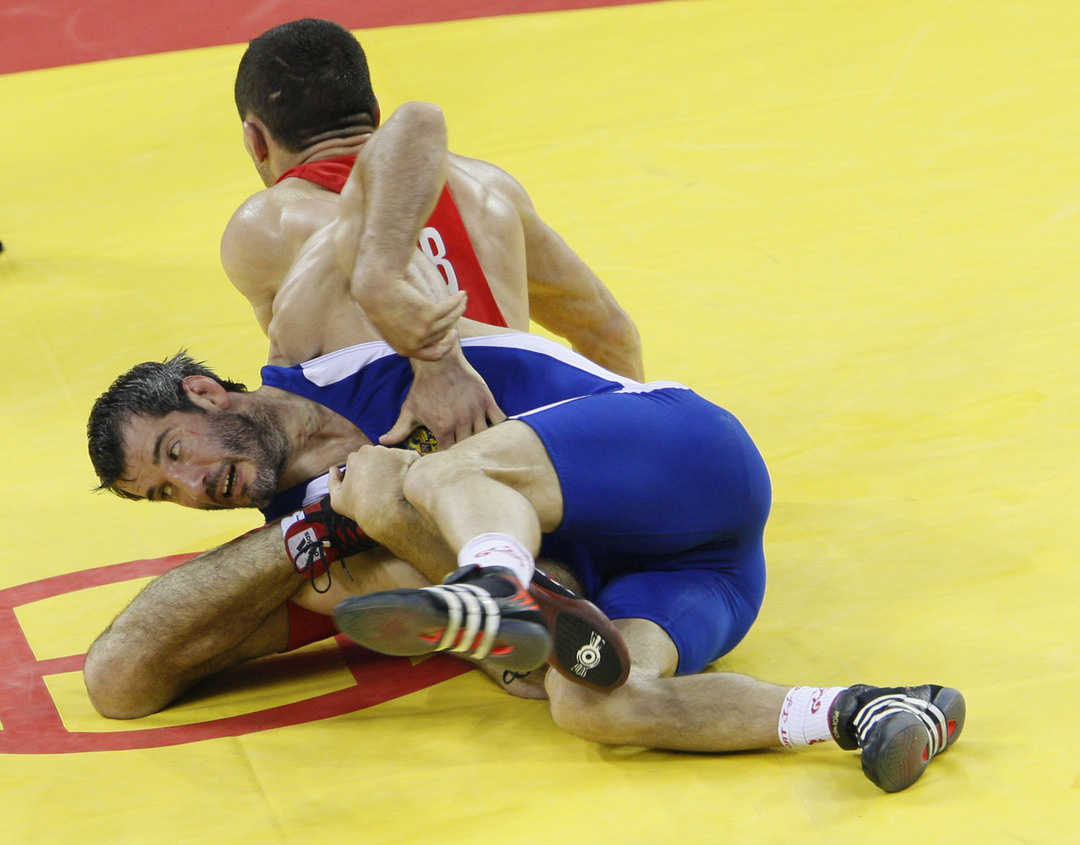    Бувайсар Сайтиев (в синем) в финале Олимпиады-2008 против Сослана Тигиева.Александр Вильф архив «СЭ»