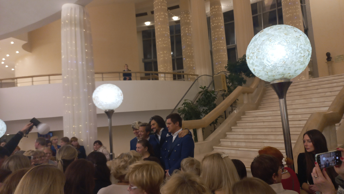 Молодцы ребята - вышли после концерта сфотографироваться со всеми желающими