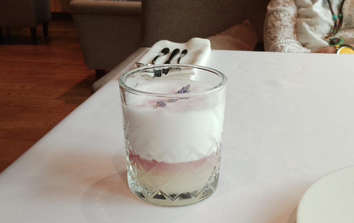 Не обязательно с кофе. Можно и коктельчик