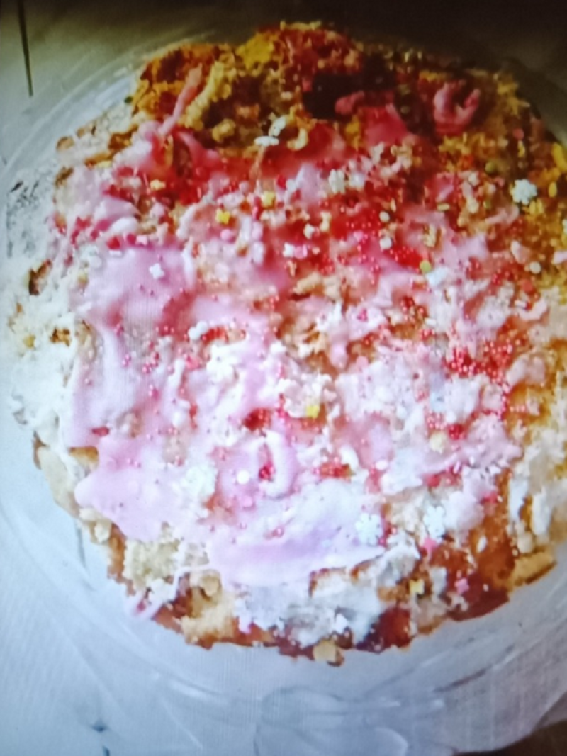 Фото автора: Здесь у него ещё сверху глазурь и посыпка, это мамино ноу-хау. 