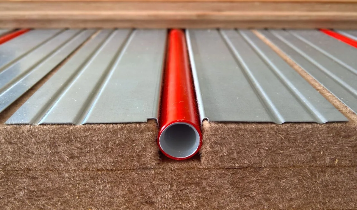 Какой материал расположил немецкий сантехник под трубой? Похоже на мягкую ДВП времён СССР...