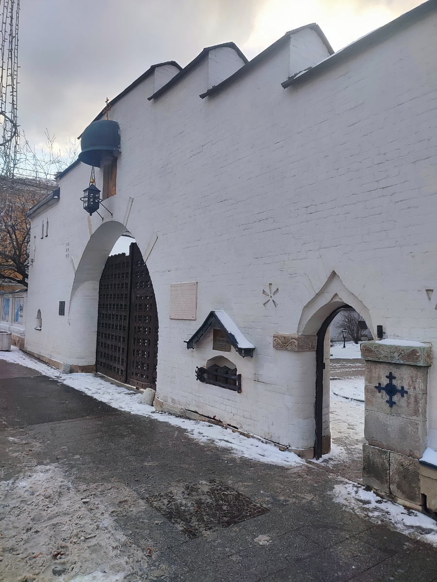 Святые ворота выполнены в древнерусском стиле, авторский проект архитектора А. Щусева.