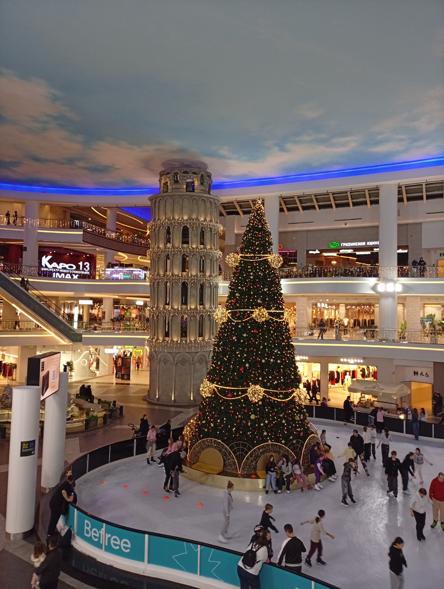 Ура, скоро Новый год - как бы говорят нам украшенные руины)) фото мое.