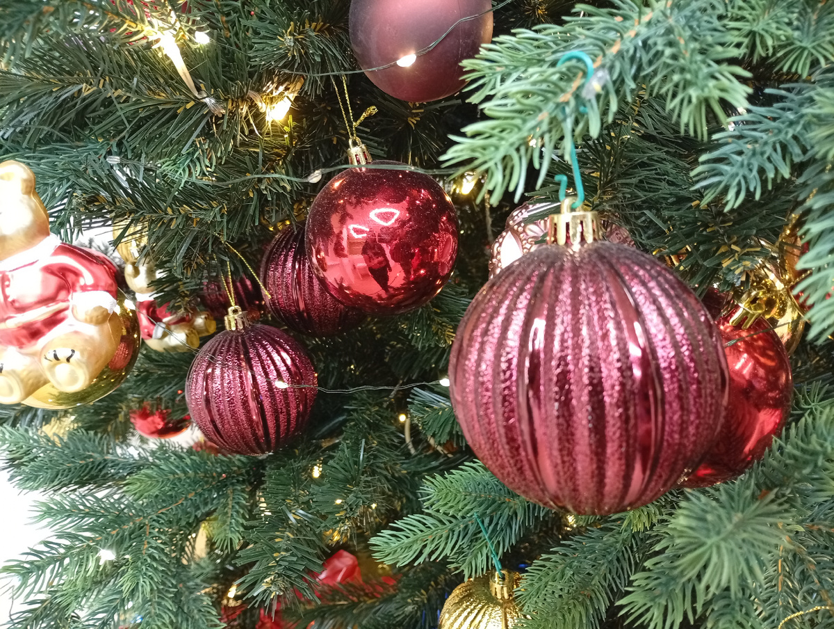 Елочные игрушки на елке в поликлинике. Фото мое