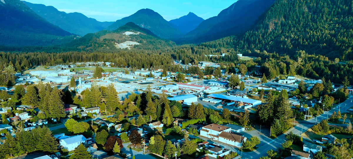 С трех сторон город окружают горы