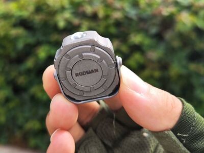    Карманный фонарик размером с монету светит на 55 метров вперёд