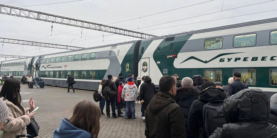 Комфортные кресла, поломки и опоздания: за что хвалят, а за что ругают пассажиры новый «Буревестник»