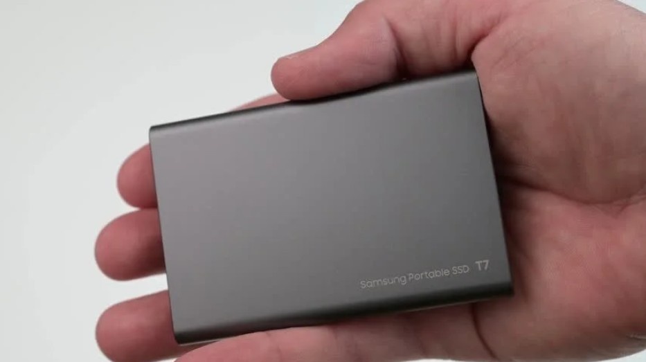 Рука держит внешний жёсткий диск, как ценность.