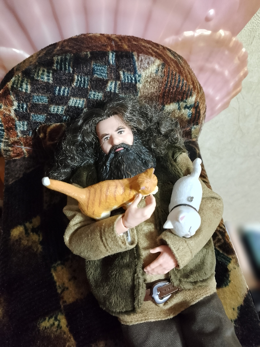 Принимает кошкотерапию) 