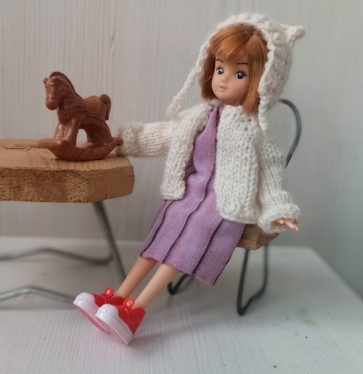 Мори в новой кофточке, чепчике и с новой лошадкой. Фото автора.