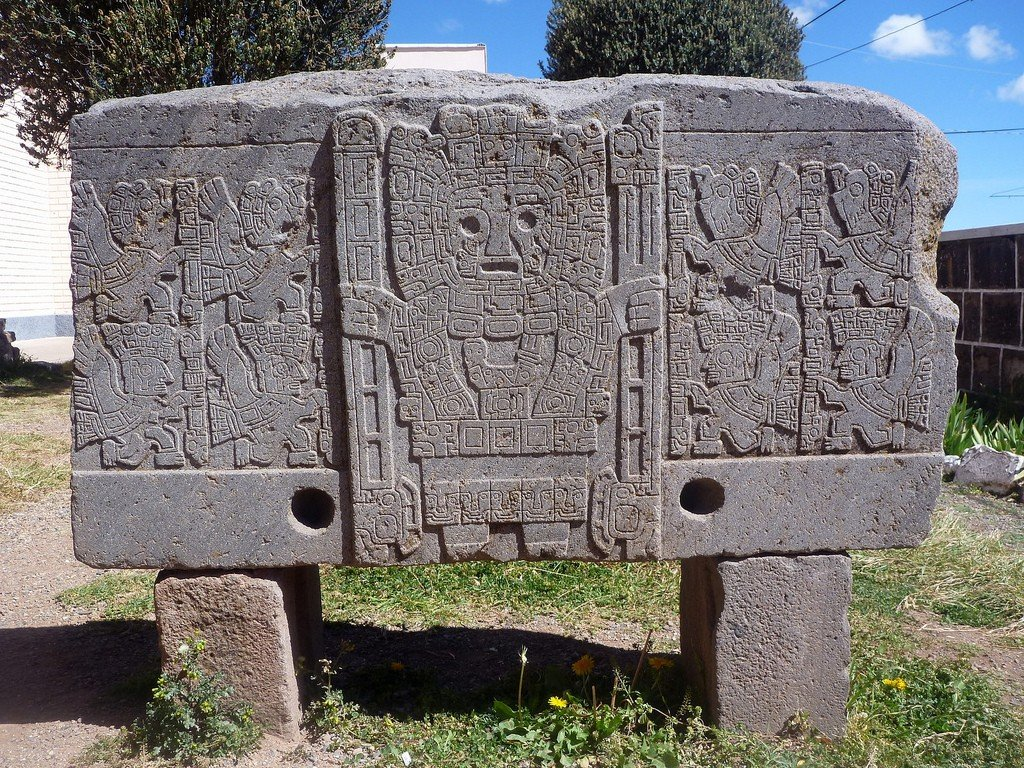 Блок в Тиуанако с изображением бога с посохами. Источник фотографии Яндекс-картинки