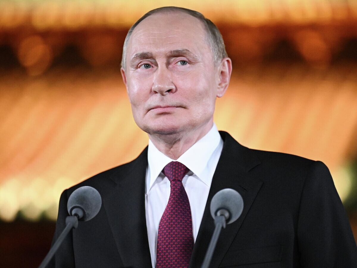    Президент РФ Владимир Путин во время подхода к представителям СМИ в резиденции "Дяоюйтай" в Пекине | © РИА Новости / Сергей Бобылев