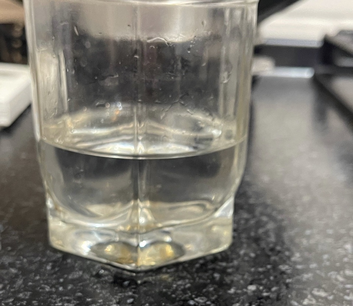 Доктор советует сначала выпить стакан теплой воды