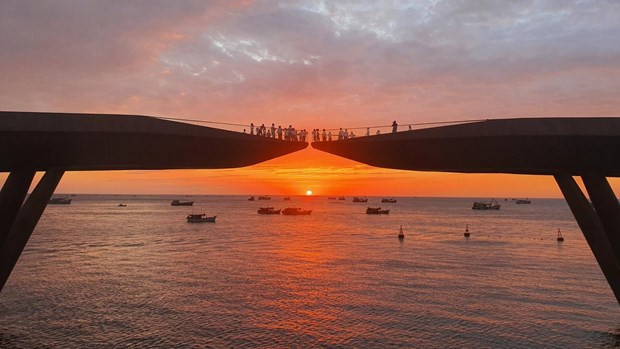 Закат на Фукуоке, Sunset Town, Мост Поцелуев, Вьетнам.