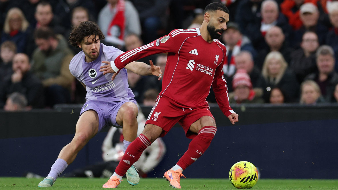    Нападающий «Ливерпуля» Мохамед Салах (справа) против защитника «Брайтона» Ферди Кадиоглу. Reuters
